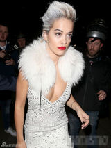 组图：丽塔-欧拉深V皮草礼服秀八字奶 白发惹眼