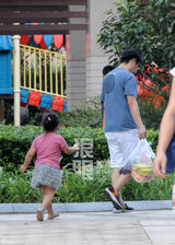 组图：王岳伦发福带女儿逛超市 随行带跟拍人员