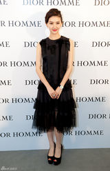 组图：景甜黑纱连衣裙现身活动显优雅