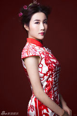 组图：歌手温馨旗袍秀喜字 红火写真贺元宵