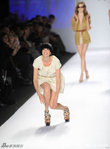 高清组图：超模阿格妮丝迪恩走秀跌倒 险些走光