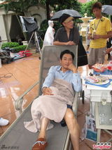 组图：周润发澳门拍片坐躺椅抽雪茄似大爷