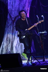 高清组图：陈奕迅香港开唱 靠唱功长裤T恤也疯狂