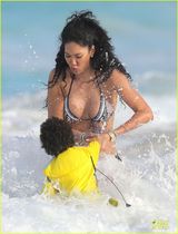 组图：时尚女皇吉莫拉胸器傲人 与男友海滩热吻