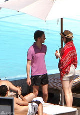 组图：安妮-海瑟薇与男友泳池嬉戏 甜笑热吻