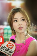 组图：《歌手2》后台采访 品冠接替韦唯亮相