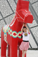 高清图：霍思燕世博园内拍写真 玩转小红马显童真