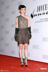 周迅豹纹短裙亮相秀香肩 李连杰教拍武打片(图)