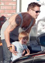 组图：科林-法瑞尔带儿吃冰淇淋 父爱满满