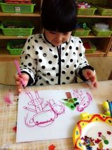 组图：王诗龄上幼儿园学画画 认真涂色表情超萌