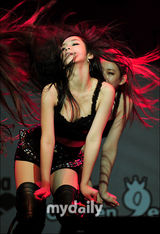 组图：韩新人女组合Rania出道首秀 火爆热辣表演