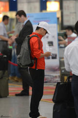 组图：王宝强运动装亮相机场 墨镜遮面无表情