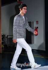 李胜基白衬衣帅气亮相 南圭丽(南奎丽)绿裙清丽淡雅(图)