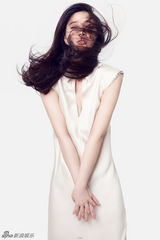 组图：熊乃瑾秀发飘逸健康优雅