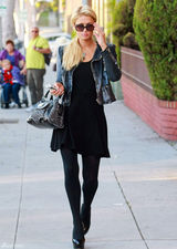 高清组图：帕丽斯-希尔顿街拍LOOK夹克搭配黑裙