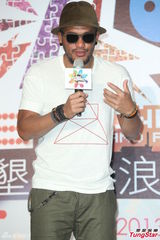 组图：陈绮贞结婚无着落 张震岳猛健身晒成黑炭