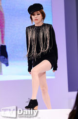 组图：BEG成员佳仁出席活动 紧身毛衣胸器傲人