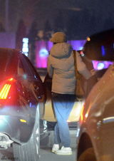 组图：姚晨曹郁会友吃火锅 准妈妈无孕相