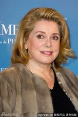 组图：老牌美女德纳芙助阵《铁娘子》首映雍容华贵