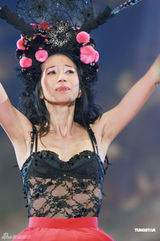 组图：莫文蔚七夕“娘家”开唱 披婚纱预演婚礼落泪