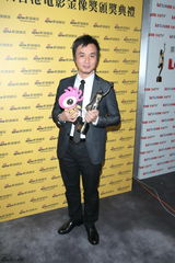 组图：金像奖得主后台秀奖杯 与小新合影