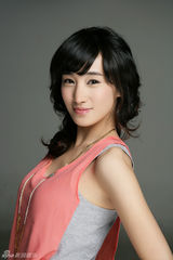 组图：李艳温婉写真展知性气质