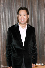 幻灯图：《纪晓岚》香港宣传 杨千嬅为张国立泡茶