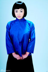 幻灯图：何彦霓复古写真出炉 造型质朴甜美