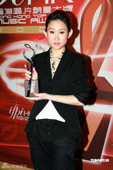 幻灯图：阿Sa(蔡卓妍)时尚现身颁奖礼 走出阴霾露久违笑容