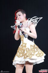 组图：Selina延迟造人 Ella挤胸性感舞老公最爱