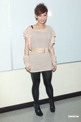 组图：《劲歌金曲》录影 阿娇(钟欣桐)出席郑欣宜落泪