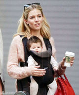 组图：西耶娜-米勒握咖啡带萌女儿出街