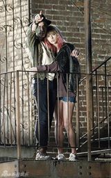 组图：斯威夫特拍MV穿颓废装变小鸟依人