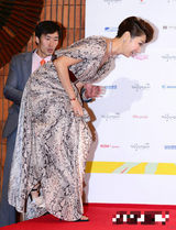 组图：韩国大钟电影节颁奖 卞贞秀红毯险摔倒