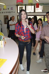 组图：陈慧琳服务中心派发月饼 预庆中秋节