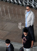 组图：陈凯歌陈红回京走VIP通道 儿子比母亲高