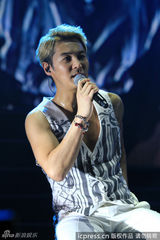 高清组图：神话上海演唱会晒肌肉后抱秀亲密