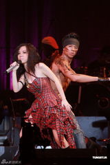 组图：邓紫棋红馆开唱张芸京助阵 为离世外婆献歌