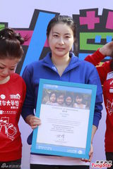 组图：郭晶晶教爱子拜年手势 看旧爱田亮综艺