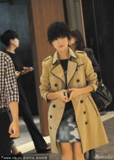 组图：董洁穿风衣现身酒店 知狗仔偷拍玩快闪