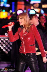组图：泰勒跨年激情献唱 紧身皮衣跪地狂野嘶吼