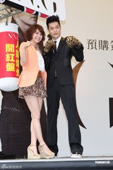 组图：比莉姐护子自曝闪婚周汤豪否认