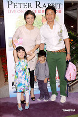 幻灯图：范姜携女看音乐剧 张达明赞狄娜是奇女子  