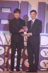 组图：中韩明星齐聚搜寻人气大奖颁奖礼  