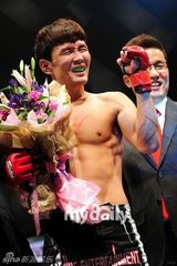 组图：韩国艺人尹衡彬进军MMA格斗比赛旗开得胜