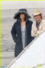 组图：安妮斯顿片场显憔悴 入戏太深不再顾形象