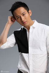 组图：成毅春日阳光写真 黑白简约质感十足