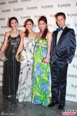 组图：赵式芝再陷同性情 与杨如芯亲密携手亮相