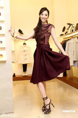 高清图：吴佩慈高腰酒瓶裙走秀 黄色套装妩媚明艳