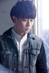 组图：歌手向华小清新写真曝光 11月将推新单